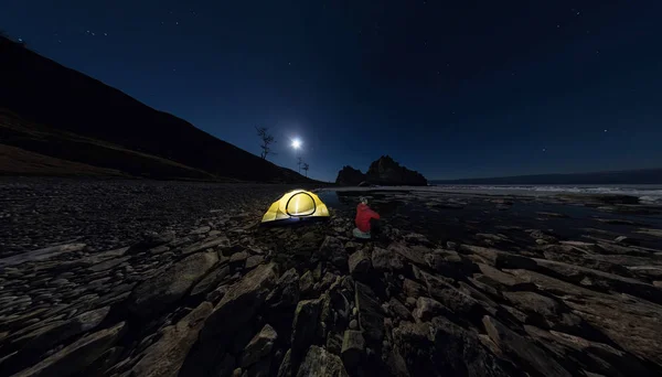 Panorama de l'homme à la tente sur la plage de pierre sur la rive du lac de Ba — Photo